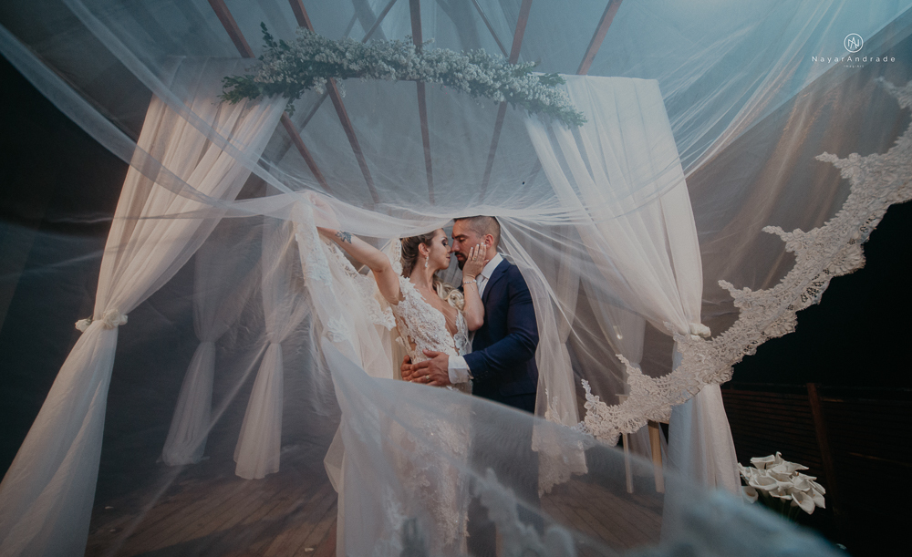 casamento feito em paraty no rio de janeiro em um dia chuvoso na pousada apple paraty. noiva com vestido sereia e noivo de terno azul