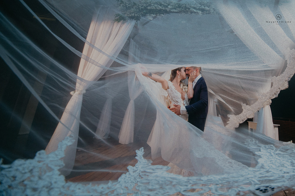 casamento feito em paraty no rio de janeiro em um dia chuvoso na pousada apple paraty. noiva com vestido sereia e noivo de terno azul