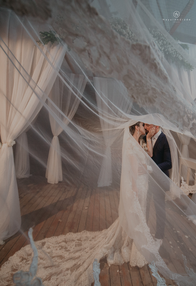 casamento feito em paraty no rio de janeiro em um dia chuvoso na pousada apple paraty. noiva com vestido sereia e noivo de terno azul