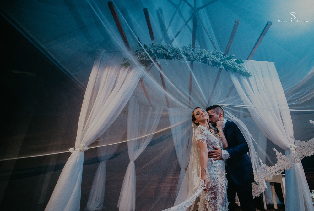casamento feito em paraty no rio de janeiro em um dia chuvoso na pousada apple paraty. noiva com vestido sereia e noivo de terno azul