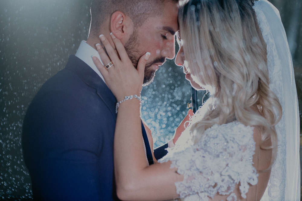 casamento feito em paraty no rio de janeiro em um dia chuvoso na pousada apple paraty. noiva com vestido sereia e noivo de terno azul