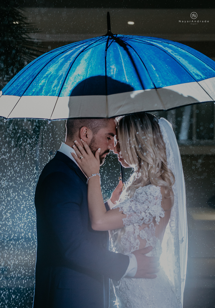 casamento feito em paraty no rio de janeiro em um dia chuvoso na pousada apple paraty. noiva com vestido sereia e noivo de terno azul