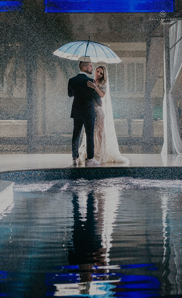 casamento feito em paraty no rio de janeiro em um dia chuvoso na pousada apple paraty. noiva com vestido sereia e noivo de terno azul