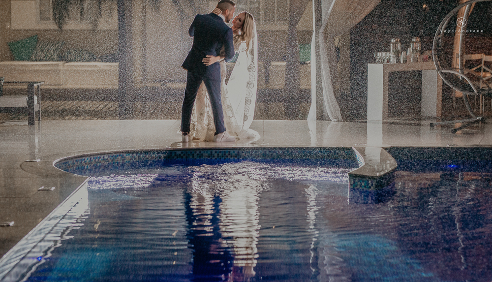 casamento feito em paraty no rio de janeiro em um dia chuvoso na pousada apple paraty. noiva com vestido sereia e noivo de terno azul