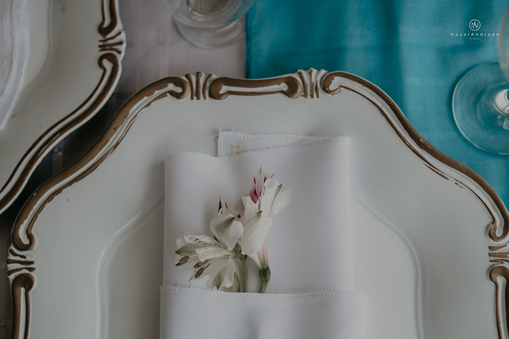 casamento feito em paraty no rio de janeiro em um dia chuvoso na pousada apple paraty. noiva com vestido sereia e noivo de terno azul