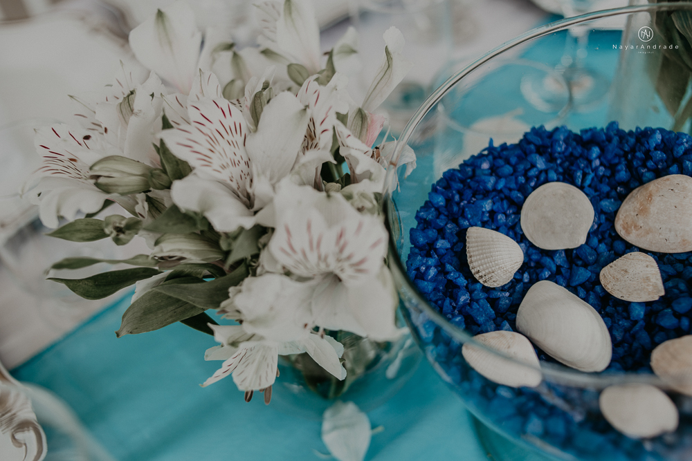 casamento feito em paraty no rio de janeiro em um dia chuvoso na pousada apple paraty. noiva com vestido sereia e noivo de terno azul