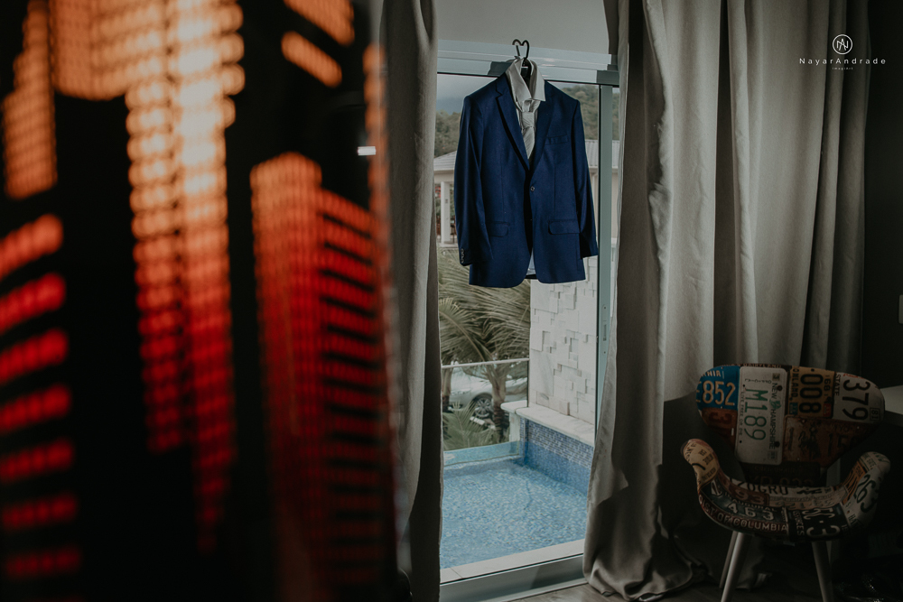 casamento feito em paraty no rio de janeiro em um dia chuvoso na pousada apple paraty. noiva com vestido sereia e noivo de terno azul