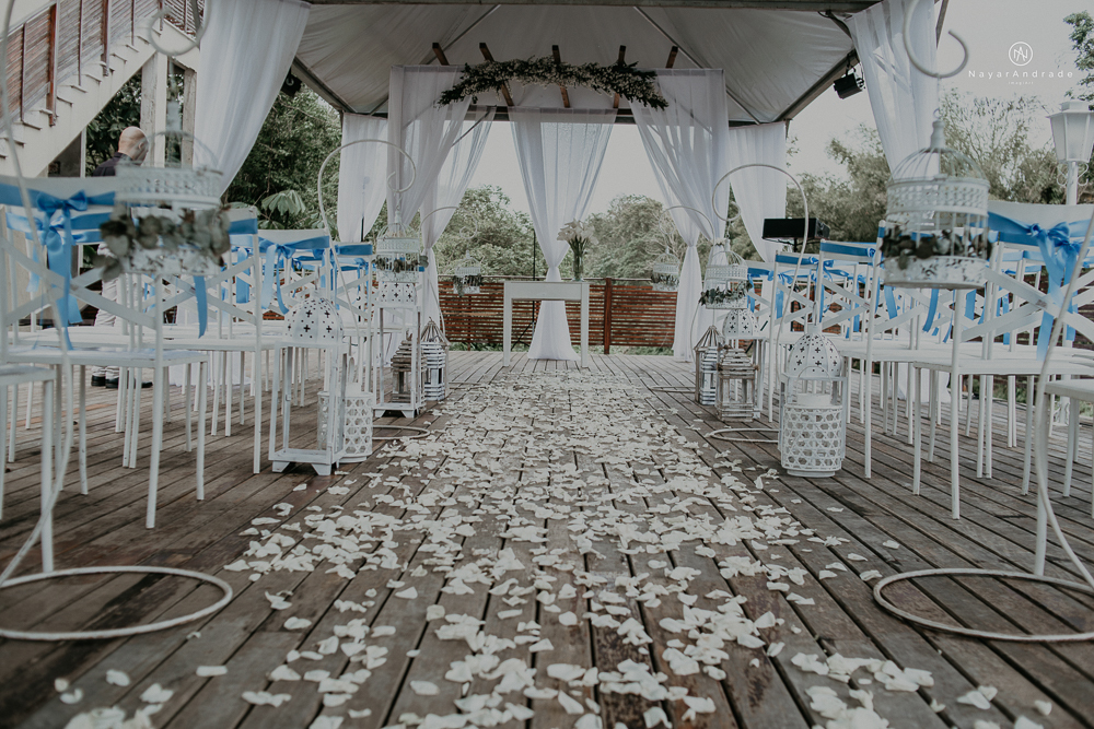 casamento feito em paraty no rio de janeiro em um dia chuvoso na pousada apple paraty. noiva com vestido sereia e noivo de terno azul