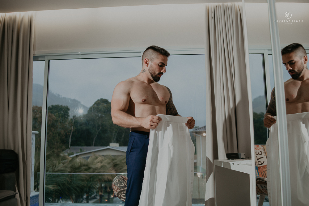 casamento feito em paraty no rio de janeiro em um dia chuvoso na pousada apple paraty. noiva com vestido sereia e noivo de terno azul