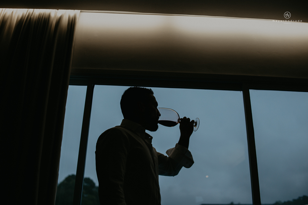 casamento feito em paraty no rio de janeiro em um dia chuvoso na pousada apple paraty. noiva com vestido sereia e noivo de terno azul