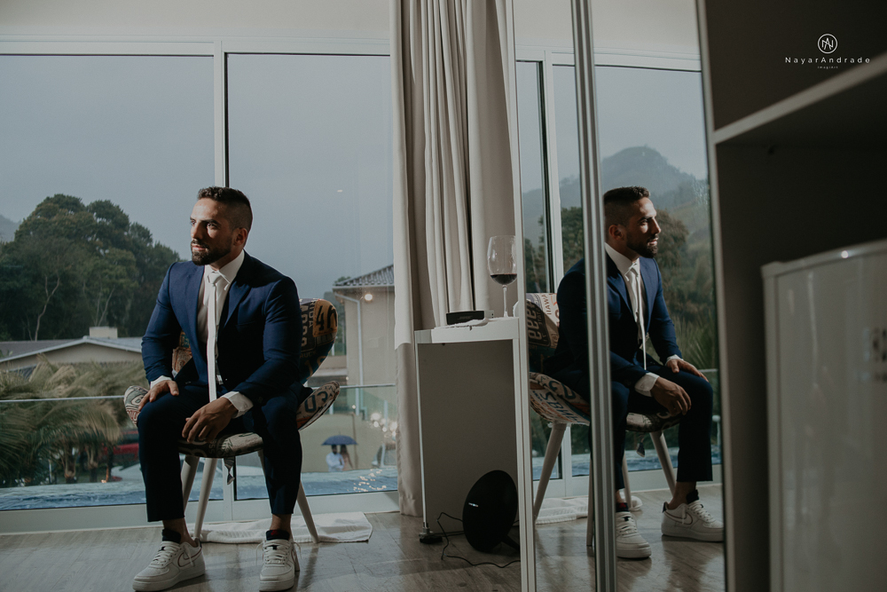 casamento feito em paraty no rio de janeiro em um dia chuvoso na pousada apple paraty. noiva com vestido sereia e noivo de terno azul