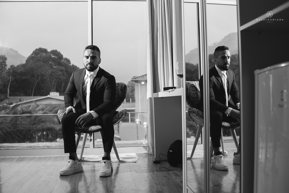 casamento feito em paraty no rio de janeiro em um dia chuvoso na pousada apple paraty. noiva com vestido sereia e noivo de terno azul