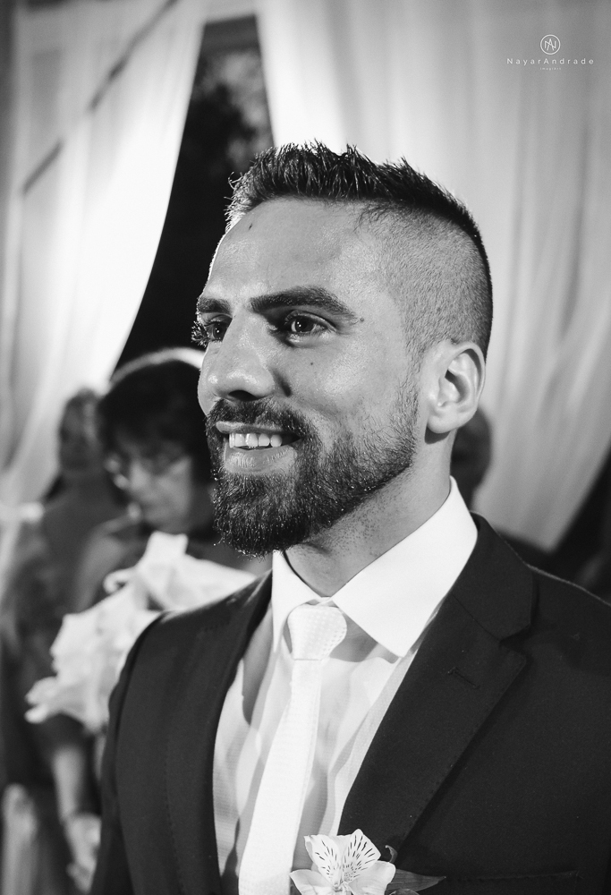 casamento feito em paraty no rio de janeiro em um dia chuvoso na pousada apple paraty. noiva com vestido sereia e noivo de terno azul