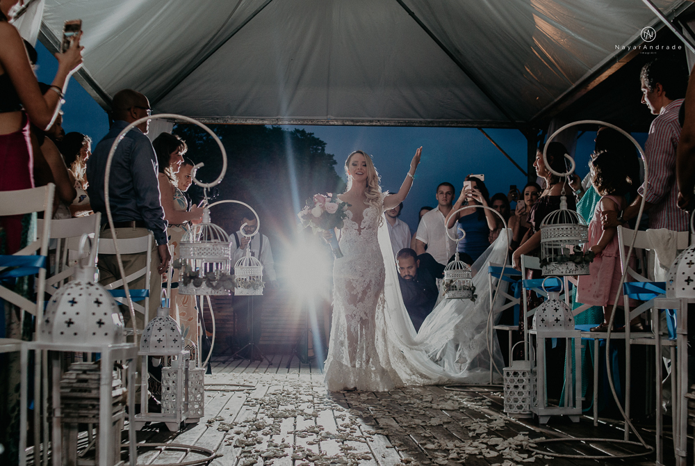 casamento feito em paraty no rio de janeiro em um dia chuvoso na pousada apple paraty. noiva com vestido sereia e noivo de terno azul
