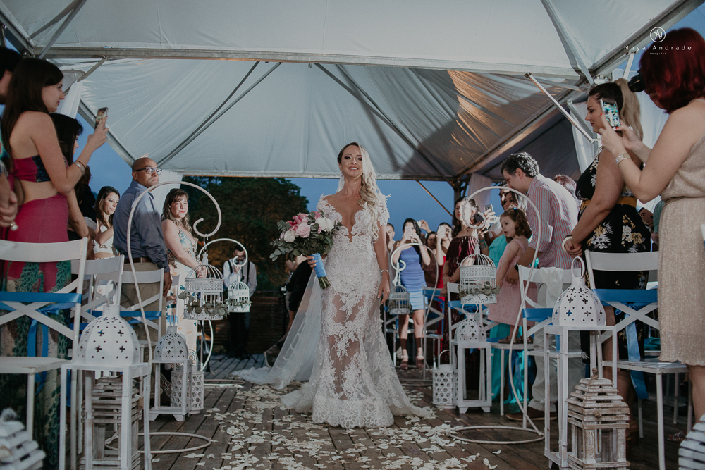 casamento feito em paraty no rio de janeiro em um dia chuvoso na pousada apple paraty. noiva com vestido sereia e noivo de terno azul