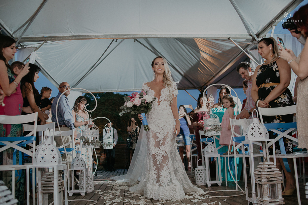 casamento feito em paraty no rio de janeiro em um dia chuvoso na pousada apple paraty. noiva com vestido sereia e noivo de terno azul