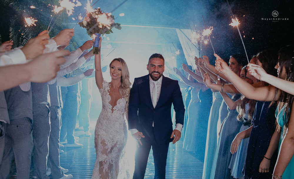 casamento feito em paraty no rio de janeiro em um dia chuvoso na pousada apple paraty. noiva com vestido sereia e noivo de terno azul