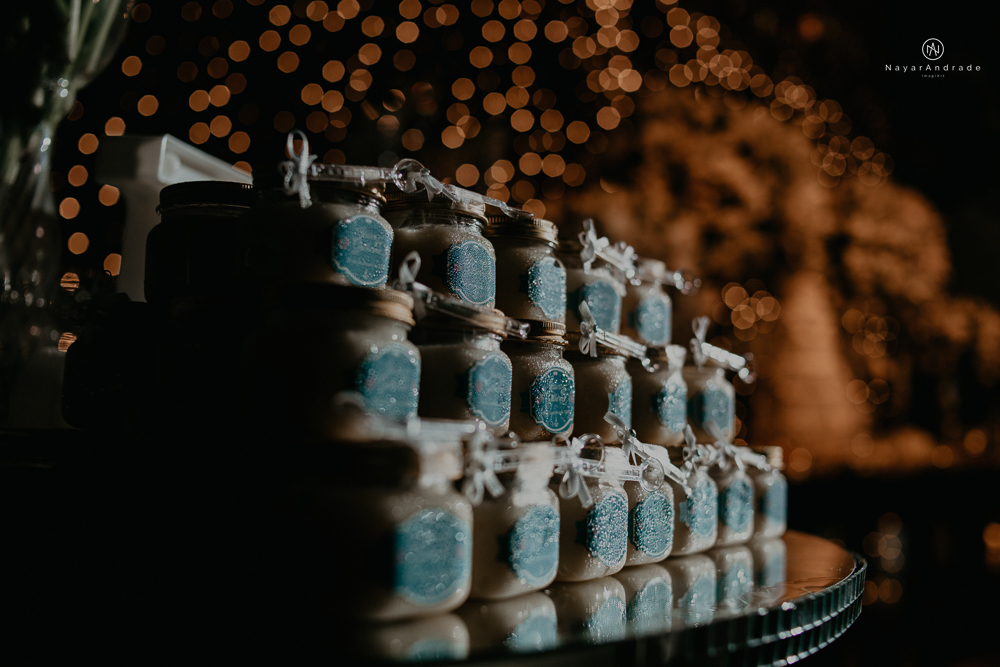 casamento feito em paraty no rio de janeiro em um dia chuvoso na pousada apple paraty. noiva com vestido sereia e noivo de terno azul