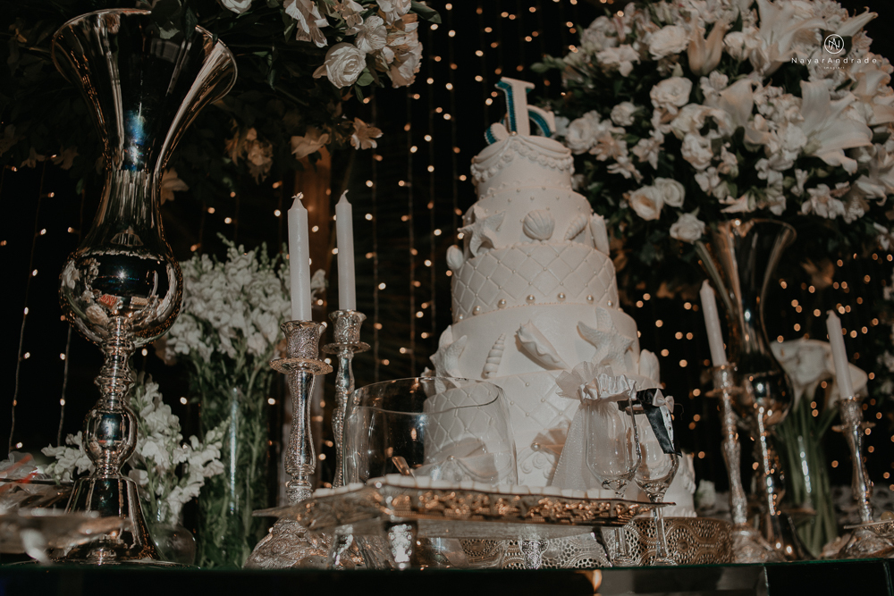 casamento feito em paraty no rio de janeiro em um dia chuvoso na pousada apple paraty. noiva com vestido sereia e noivo de terno azul