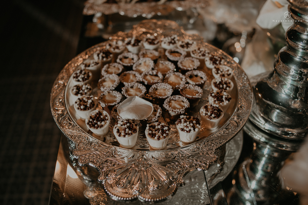 casamento feito em paraty no rio de janeiro em um dia chuvoso na pousada apple paraty. noiva com vestido sereia e noivo de terno azul