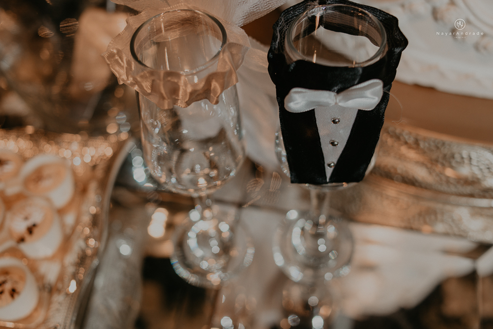 casamento feito em paraty no rio de janeiro em um dia chuvoso na pousada apple paraty. noiva com vestido sereia e noivo de terno azul