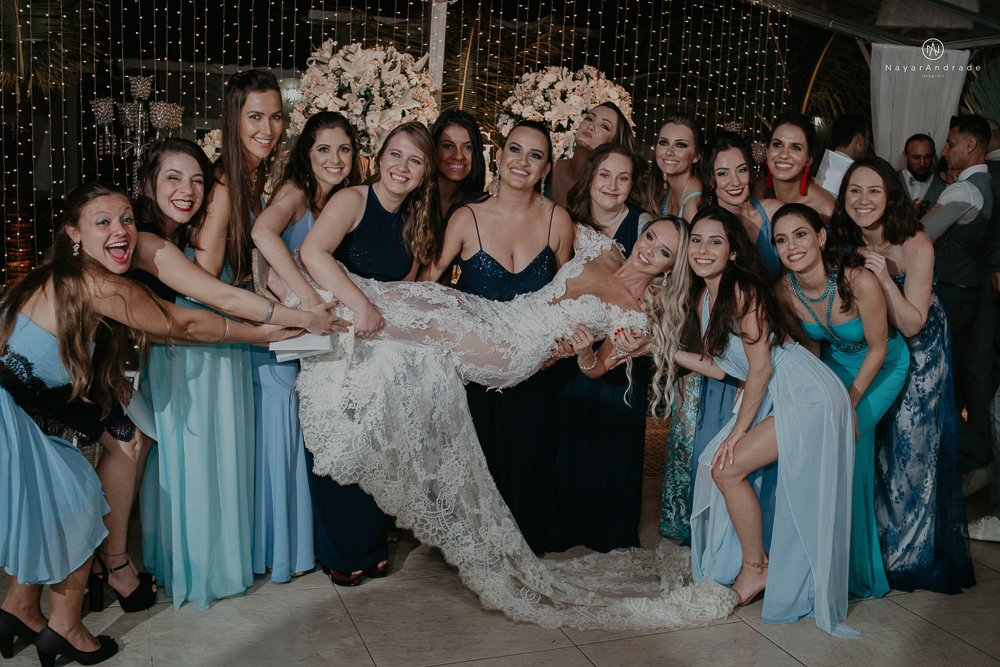 casamento feito em paraty no rio de janeiro em um dia chuvoso na pousada apple paraty. noiva com vestido sereia e noivo de terno azul