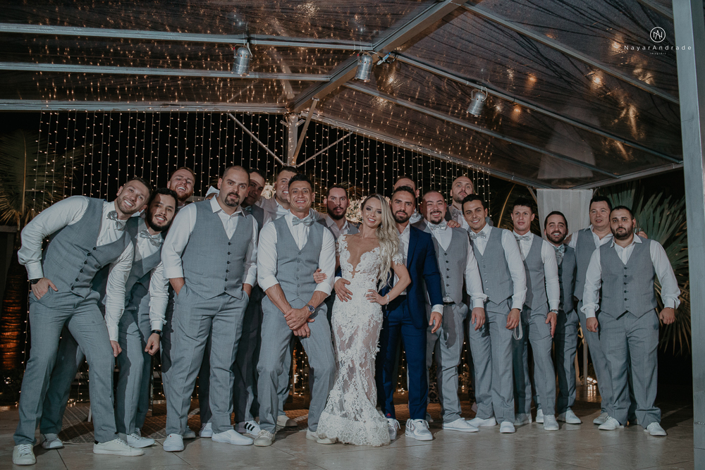 casamento feito em paraty no rio de janeiro em um dia chuvoso na pousada apple paraty. noiva com vestido sereia e noivo de terno azul