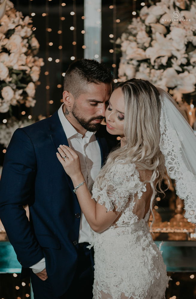 casamento feito em paraty no rio de janeiro em um dia chuvoso na pousada apple paraty. noiva com vestido sereia e noivo de terno azul
