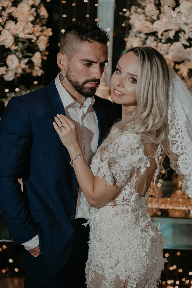 casamento feito em paraty no rio de janeiro em um dia chuvoso na pousada apple paraty. noiva com vestido sereia e noivo de terno azul