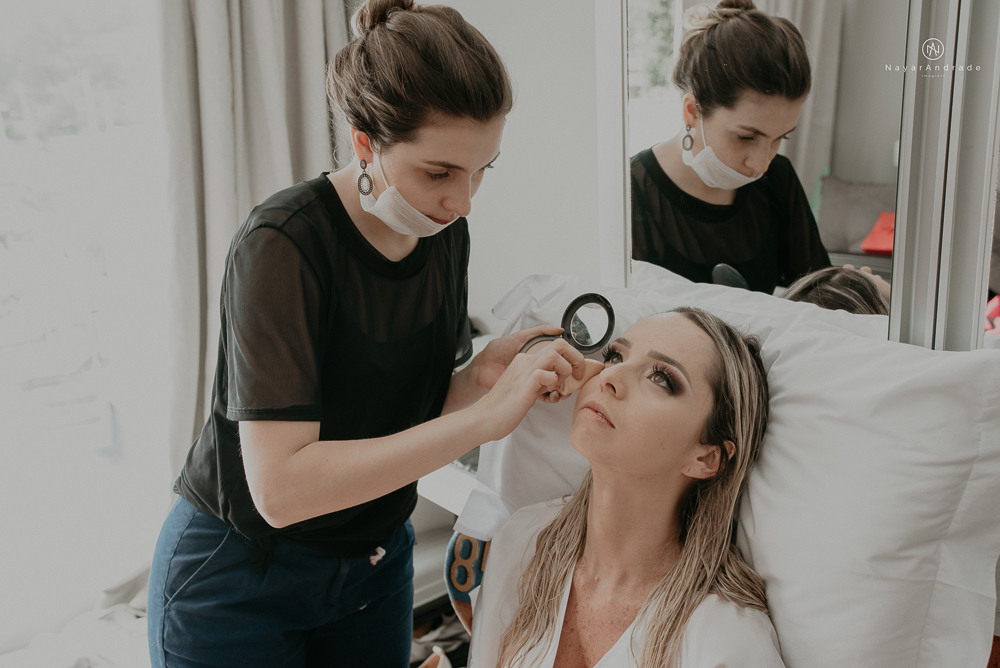 casamento feito em paraty no rio de janeiro em um dia chuvoso na pousada apple paraty. noiva com vestido sereia e noivo de terno azul