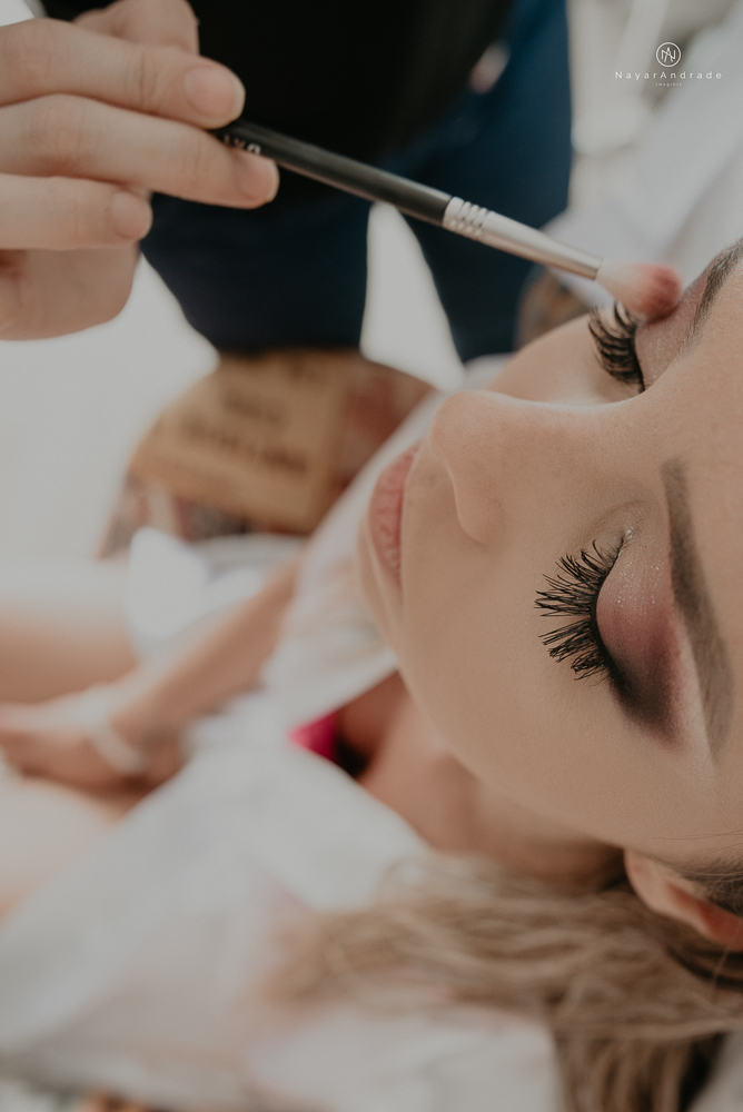 casamento feito em paraty no rio de janeiro em um dia chuvoso na pousada apple paraty. noiva com vestido sereia e noivo de terno azul
