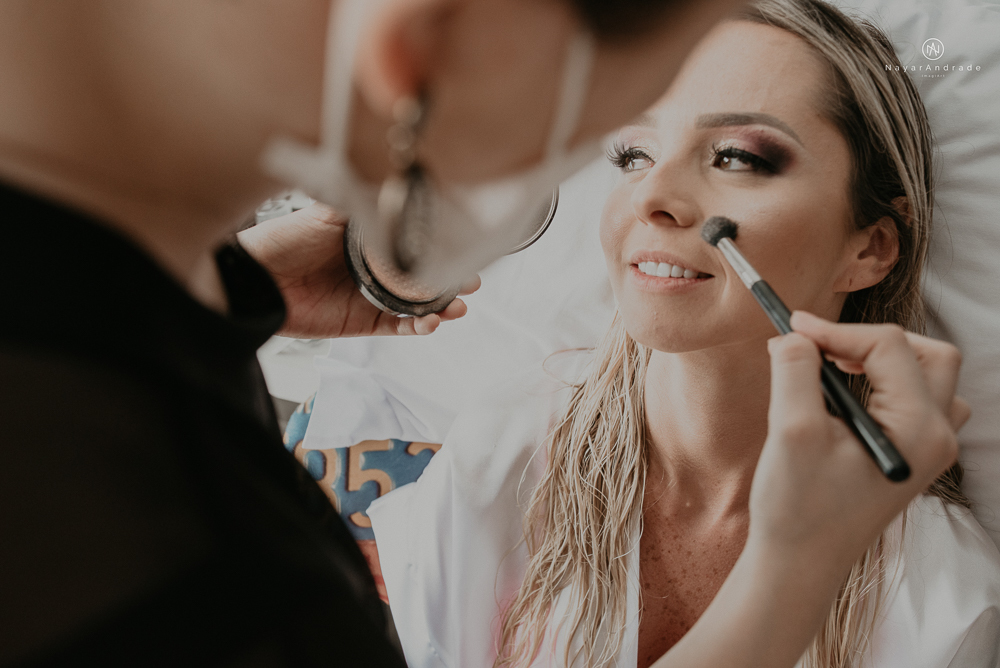 casamento feito em paraty no rio de janeiro em um dia chuvoso na pousada apple paraty. noiva com vestido sereia e noivo de terno azul