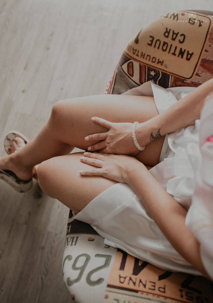 casamento feito em paraty no rio de janeiro em um dia chuvoso na pousada apple paraty. noiva com vestido sereia e noivo de terno azul