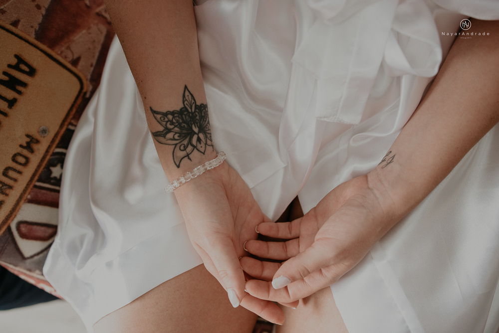 casamento feito em paraty no rio de janeiro em um dia chuvoso na pousada apple paraty. noiva com vestido sereia e noivo de terno azul