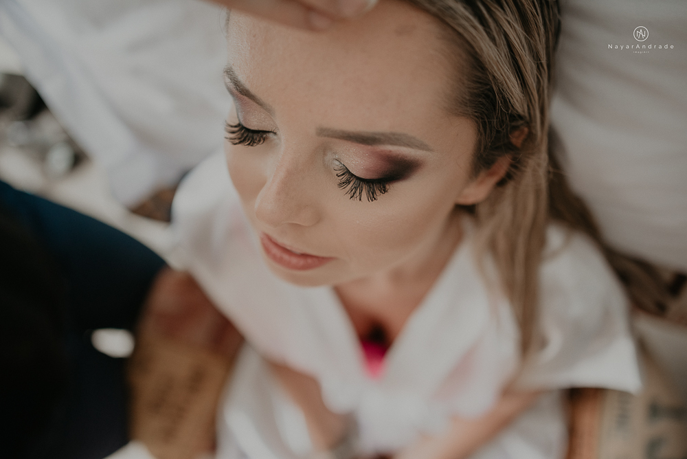 casamento feito em paraty no rio de janeiro em um dia chuvoso na pousada apple paraty. noiva com vestido sereia e noivo de terno azul
