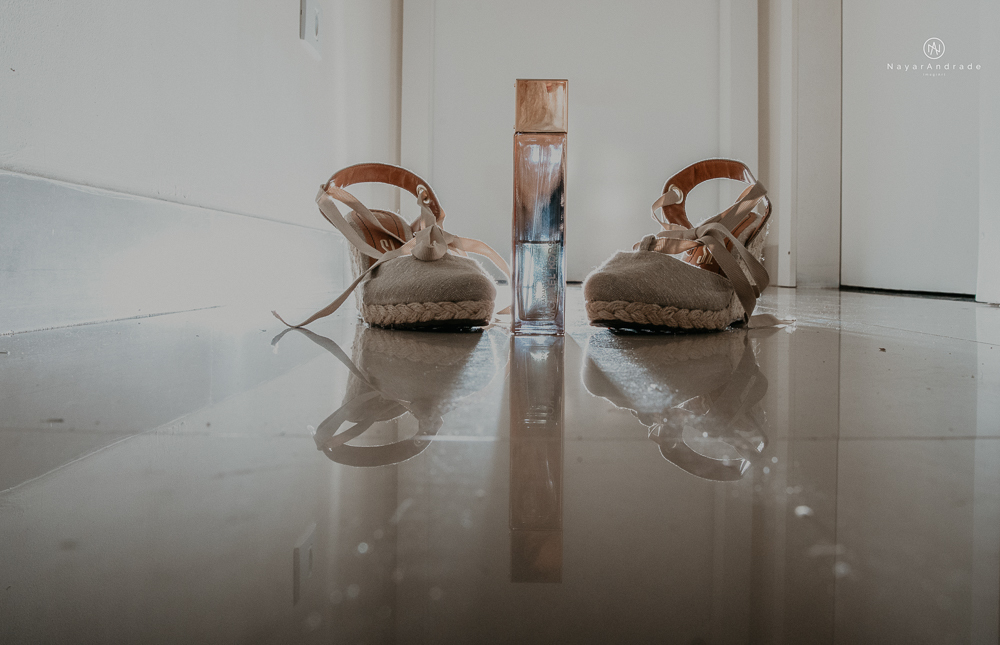 casamento feito em paraty no rio de janeiro em um dia chuvoso na pousada apple paraty. noiva com vestido sereia e noivo de terno azul