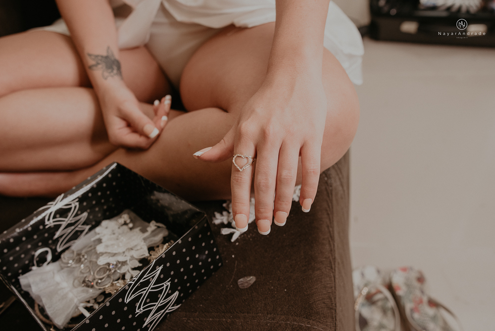 casamento feito em paraty no rio de janeiro em um dia chuvoso na pousada apple paraty. noiva com vestido sereia e noivo de terno azul
