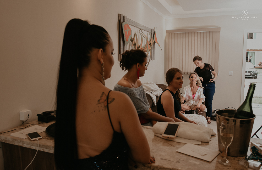 casamento feito em paraty no rio de janeiro em um dia chuvoso na pousada apple paraty. noiva com vestido sereia e noivo de terno azul