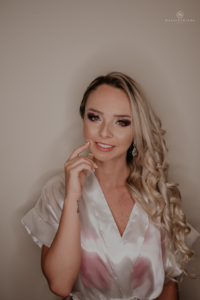 casamento feito em paraty no rio de janeiro em um dia chuvoso na pousada apple paraty. noiva com vestido sereia e noivo de terno azul