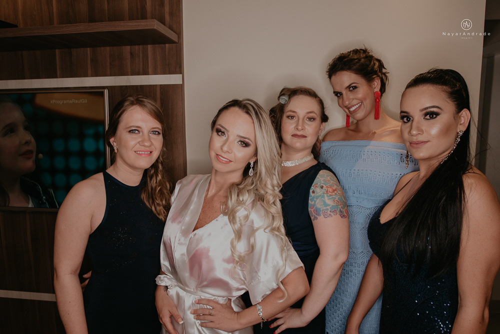 casamento feito em paraty no rio de janeiro em um dia chuvoso na pousada apple paraty. noiva com vestido sereia e noivo de terno azul