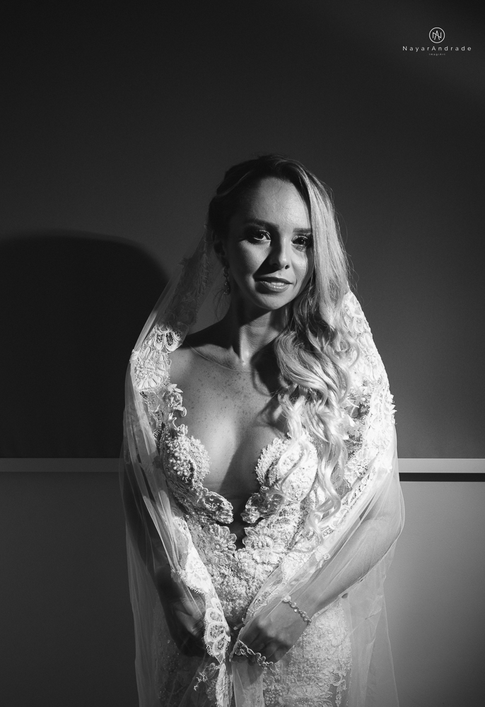 casamento feito em paraty no rio de janeiro em um dia chuvoso na pousada apple paraty. noiva com vestido sereia e noivo de terno azul