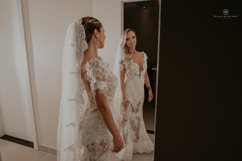 casamento feito em paraty no rio de janeiro em um dia chuvoso na pousada apple paraty. noiva com vestido sereia e noivo de terno azul