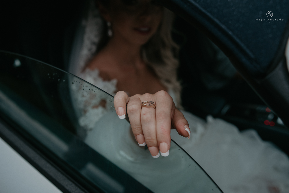 casamento feito em paraty no rio de janeiro em um dia chuvoso na pousada apple paraty. noiva com vestido sereia e noivo de terno azul