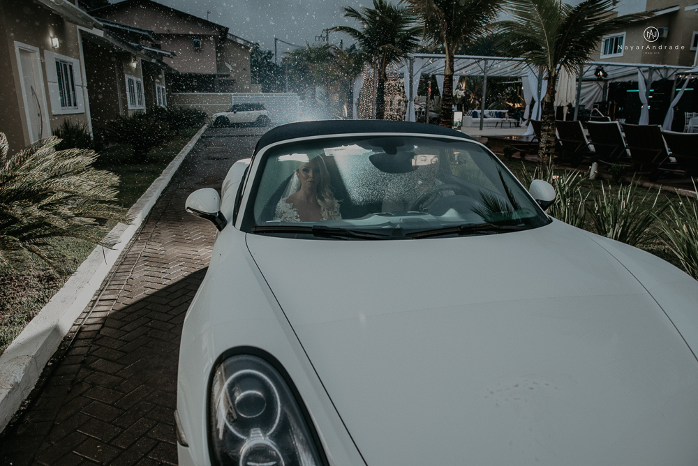 casamento feito em paraty no rio de janeiro em um dia chuvoso na pousada apple paraty. noiva com vestido sereia e noivo de terno azul