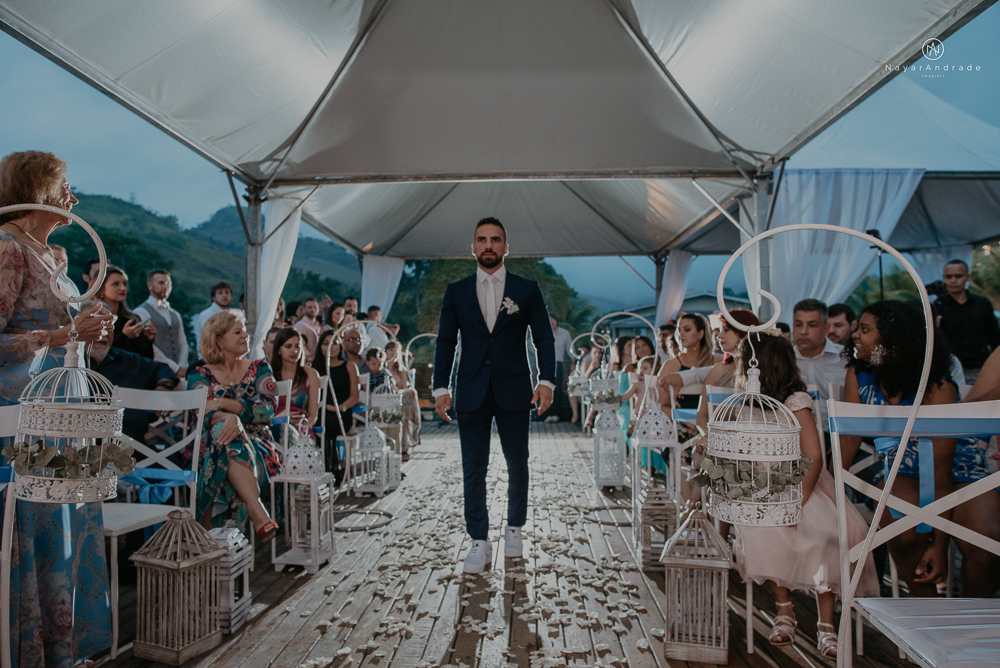casamento feito em paraty no rio de janeiro em um dia chuvoso na pousada apple paraty. noiva com vestido sereia e noivo de terno azul