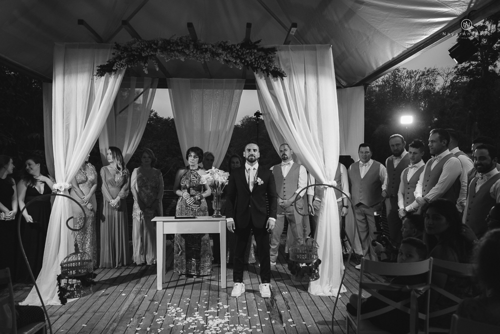 casamento feito em paraty no rio de janeiro em um dia chuvoso na pousada apple paraty. noiva com vestido sereia e noivo de terno azul