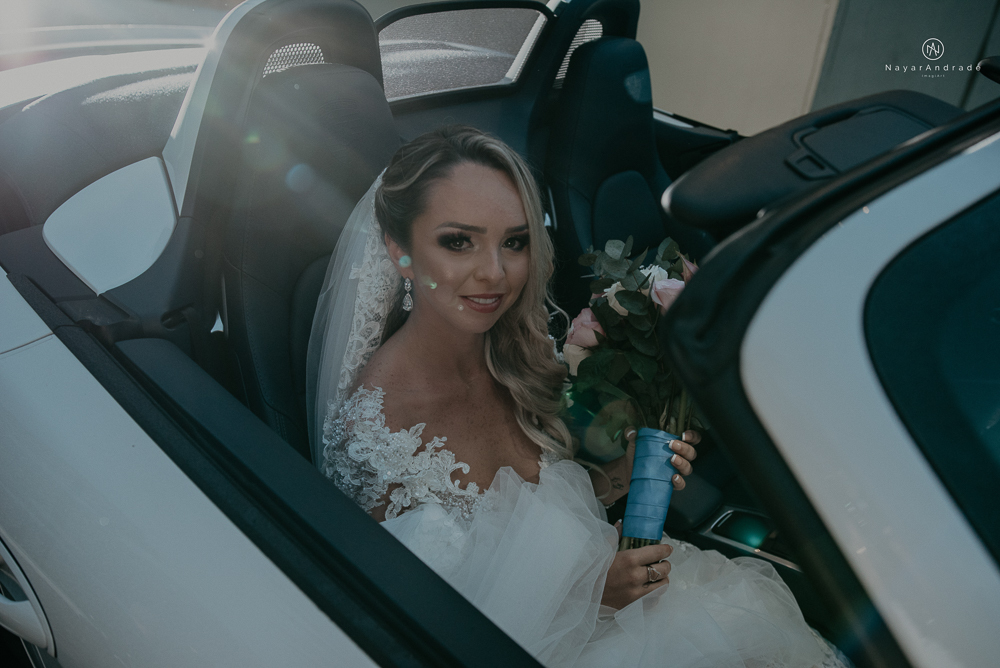 casamento feito em paraty no rio de janeiro em um dia chuvoso na pousada apple paraty. noiva com vestido sereia e noivo de terno azul