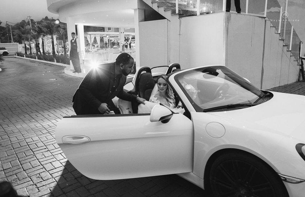 casamento feito em paraty no rio de janeiro em um dia chuvoso na pousada apple paraty. noiva com vestido sereia e noivo de terno azul