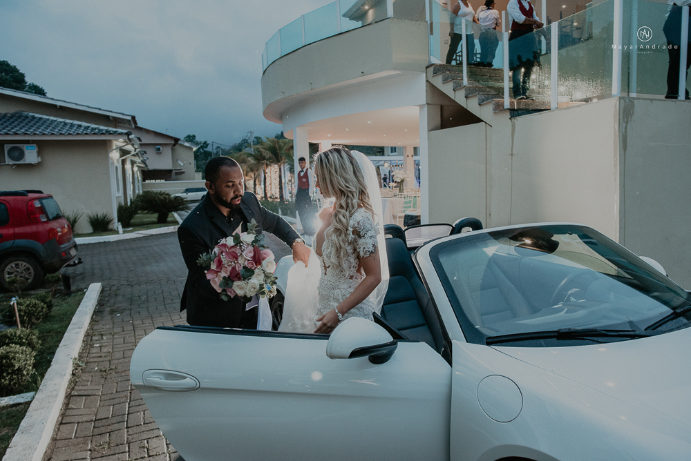 casamento feito em paraty no rio de janeiro em um dia chuvoso na pousada apple paraty. noiva com vestido sereia e noivo de terno azul
