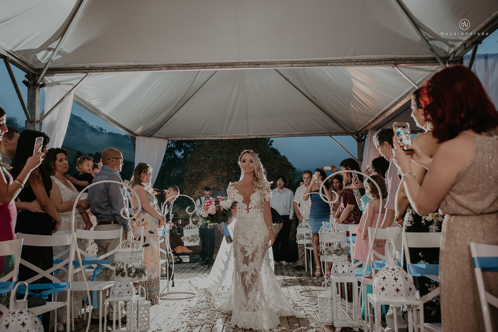 casamento feito em paraty no rio de janeiro em um dia chuvoso na pousada apple paraty. noiva com vestido sereia e noivo de terno azul
